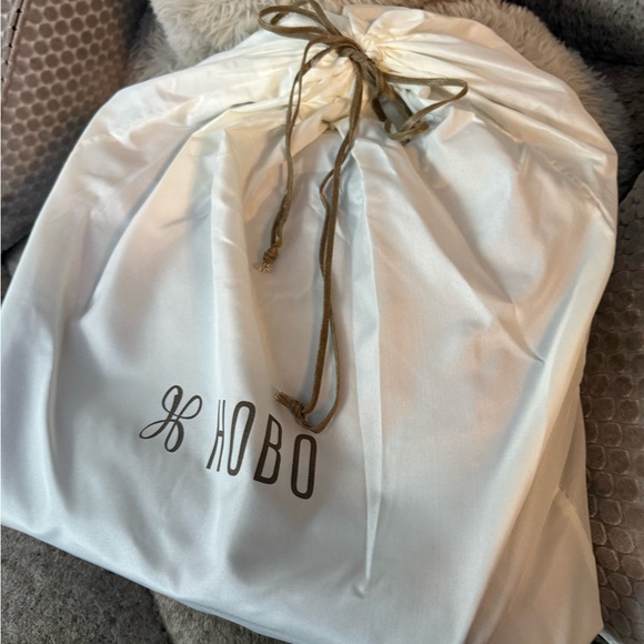 Hobo Shelia Large in Polished Leather -Chocolate
New in Bag - Picture 3 of 4